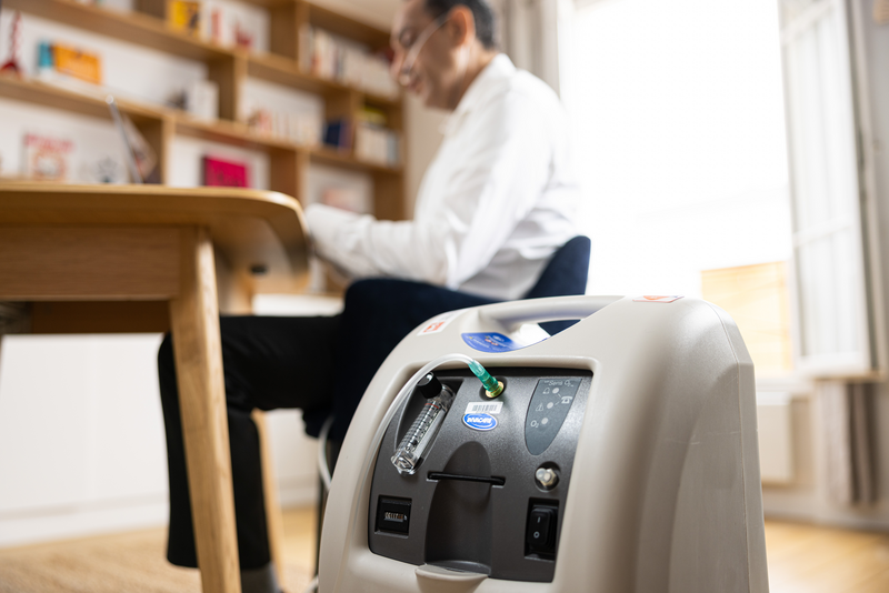 Oxygen therapy in ederly patients - male on the computer 2