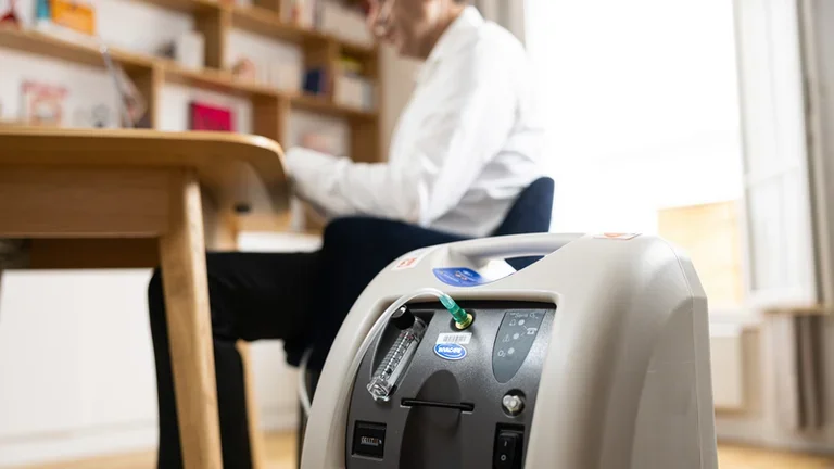 Oxygen therapy in ederly patients - male on the computer 2