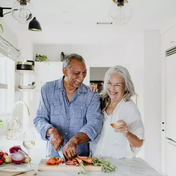 Couple entrain de cuisiner